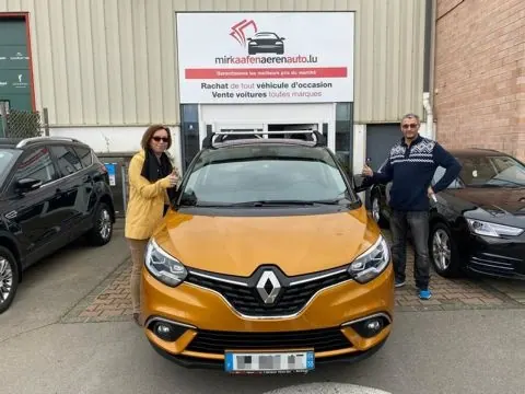 Client satisfait après la vente de sa Renault dans notre agence au Luxembourg